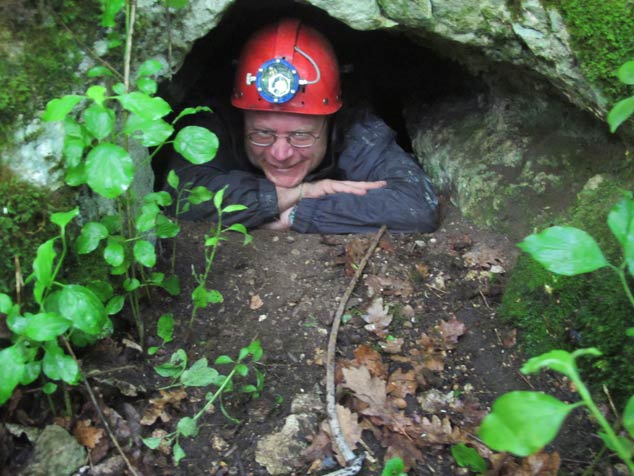 Dachsenhöhle in Arlesheim (Baselland, Schweiz), wo 1952 Reste von 4-6 Kinderbestattungen und fünf Pfeilspitzen aus dem Neolithikum (Jungsteinzeit) entdeckt und ausgegraben wurden (Juni 2015).