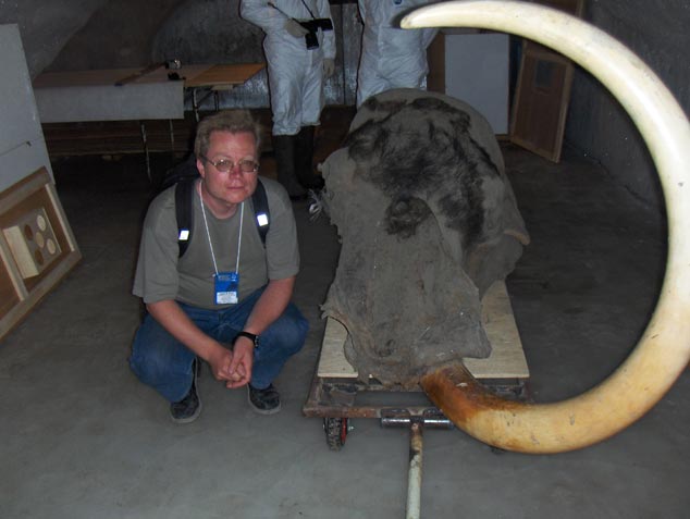Am 4. Internationalen Mammutkongress in Yakutsk (Juni 2007) sass ich zum ersten Mal neben einem tief gefrorenen Mammutkadaver…. Das Mammutfieber begann…..